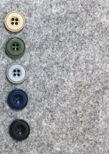 Knap m. 4 huller og bred kant 18 mm grøn
